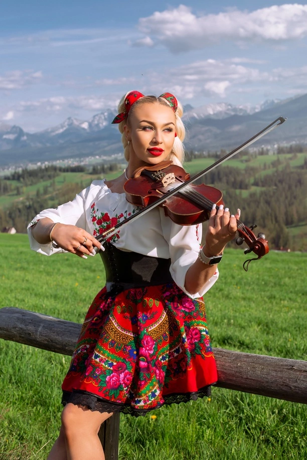 Przepiękna tancerka Aleksandra Żłobecka z 17-letnim doświadczeniem w klipie disco polo! Zobaczcie zdjęcia! 