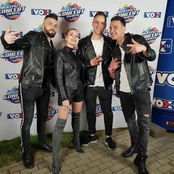 Gwiazda disco polo odważnie wyeksponowała zgrabne nogi! Uwielbiana Basia Pędrak z zespołu Lili pochwaliła się koncertową stylizacją!