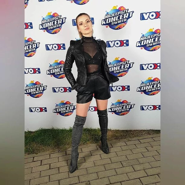 Gwiazda disco polo odważnie wyeksponowała zgrabne nogi! Uwielbiana Basia Pędrak z zespołu Lili pochwaliła się koncertową stylizacją!