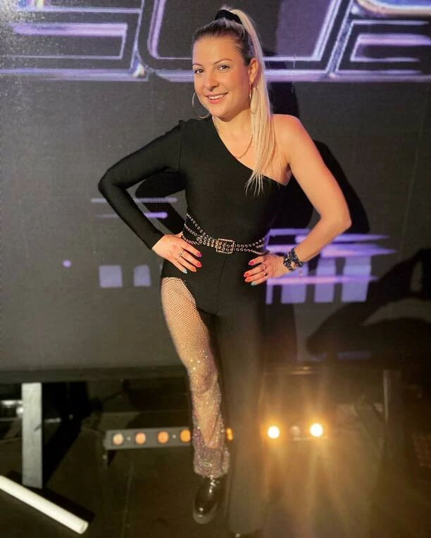 Odważnie pokazała ciało! Magda Narożna w gorącej stylizacji podczas koncertu! [Zdjęcia]