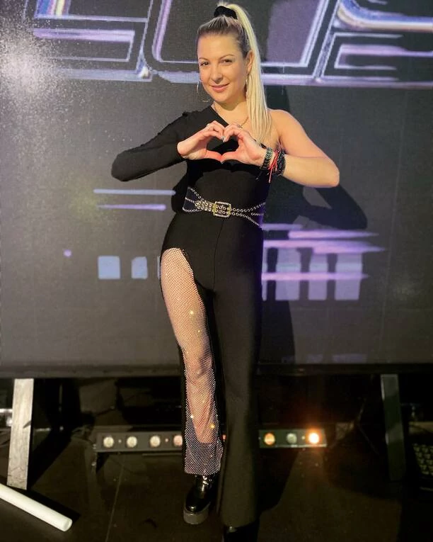 Odważnie pokazała ciało! Magda Narożna w gorącej stylizacji podczas koncertu! [Zdjęcia]