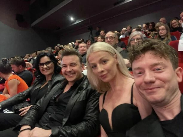 Wokalista zespołu disco polo Weekend na premierze filmu ŚLUB DOSKONAŁY, w którym zagrał! Radek Liszewski porzuci muzykę dla aktorstwa?