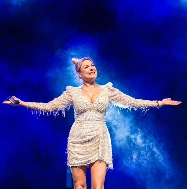 Magdalena Narożna na ustach wszystkich! Liderka zespołu Piękni i Młodzi w mega odważnej stylizacji na scenie!