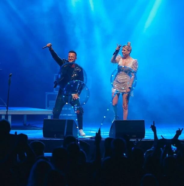 Magdalena Narożna na ustach wszystkich! Liderka zespołu Piękni i Młodzi w mega odważnej stylizacji na scenie!