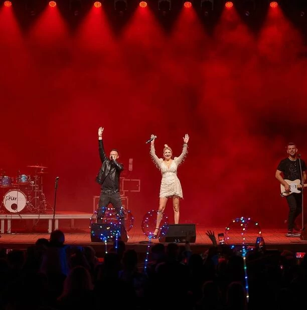 Magdalena Narożna na ustach wszystkich! Liderka zespołu Piękni i Młodzi w mega odważnej stylizacji na scenie!