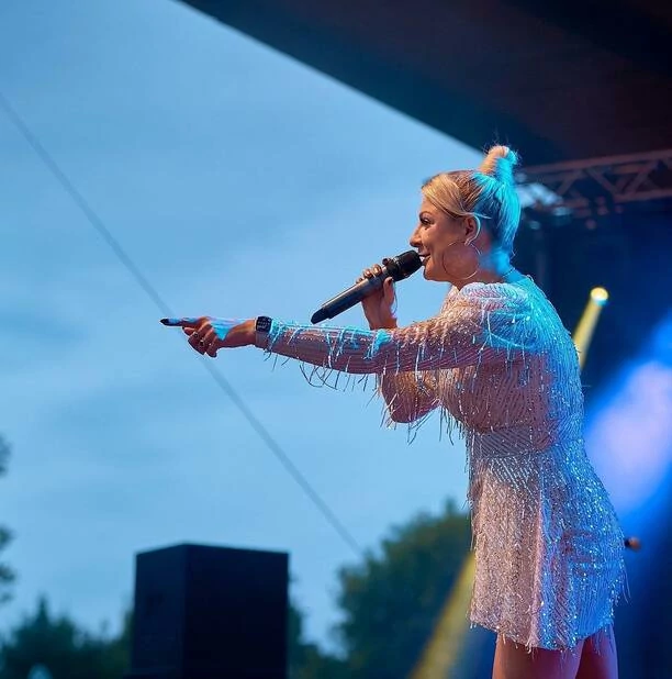 Magdalena Narożna na ustach wszystkich! Liderka zespołu Piękni i Młodzi w mega odważnej stylizacji na scenie!