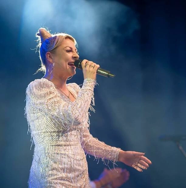 Magdalena Narożna na ustach wszystkich! Liderka zespołu Piękni i Młodzi w mega odważnej stylizacji na scenie!