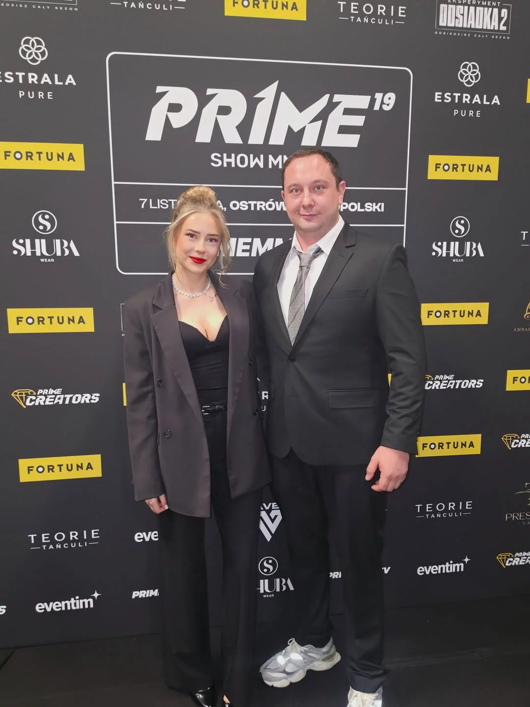 Głęboki dekolt i czerwone usta. Natalia Magical zachwyciła na konferencji PRIME MMA!
