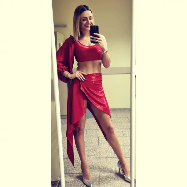 Co za ciało! Wokalistka uwielbianej grupy disco polo Top Girls zaskoczyła figurą! Fani „Dobra krata na brzuchu„