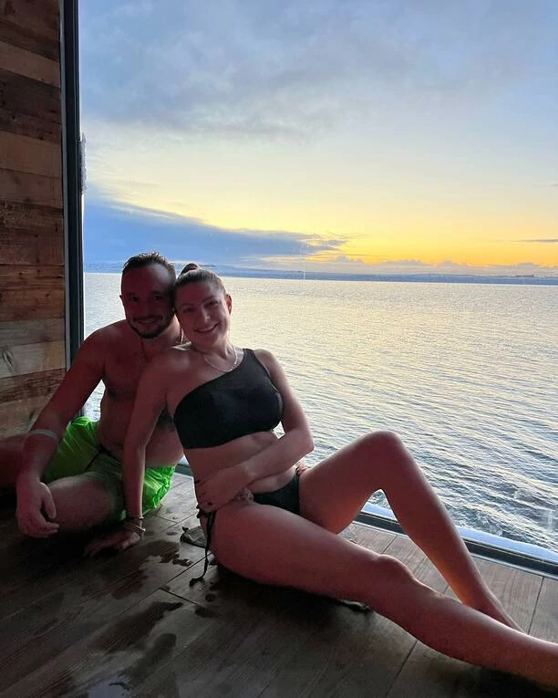 Magdalena Narożna Piękni i Młodzi rozebrała się mimo mrozu. Gwiazda jest niemal naga. Fani „Zdrowaś Mario„ „Szalona„