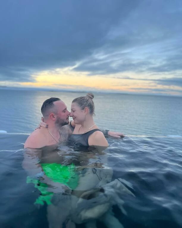 Magdalena Narożna Piękni i Młodzi rozebrała się mimo mrozu. Gwiazda jest niemal naga. Fani „Zdrowaś Mario„ „Szalona„