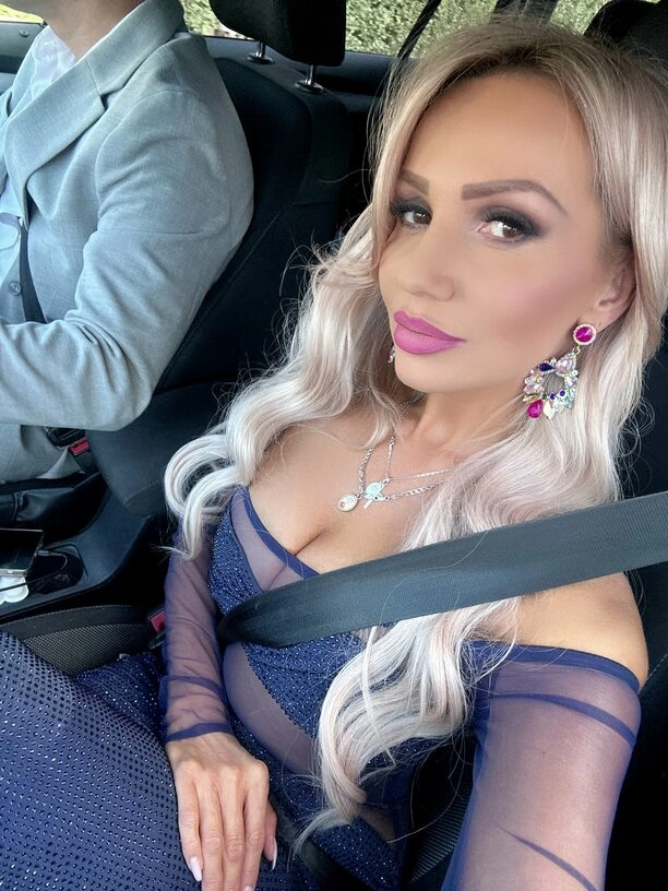 Ślubna kreacja Agnieszki Drewnickiej robi furorę w sieci! Wokalistka disco polo zachwyca odważnym dekoltem