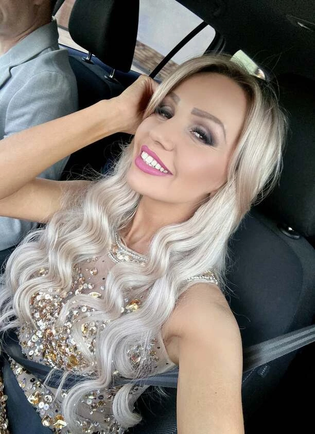 Ślubna kreacja Agnieszki Drewnickiej robi furorę w sieci! Wokalistka disco polo zachwyca odważnym dekoltem