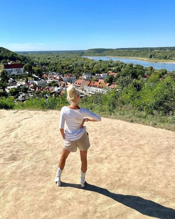 Znana wokalistka disco polo wybrała się na wspinaczkę w obcasach! Jak sama przyznała, nie miała innego wyjścia! 