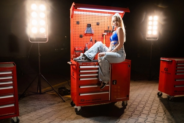 Za Kierownicą z Fasterem: ”Do Fury (diri diri dam dam)” – Nowy hit, super samochody i szansa na wygraną auta!