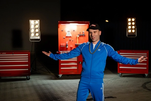 Za Kierownicą z Fasterem: ”Do Fury (diri diri dam dam)” – Nowy hit, super samochody i szansa na wygraną auta!