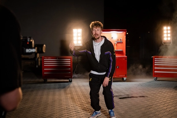 Za Kierownicą z Fasterem: ”Do Fury (diri diri dam dam)” – Nowy hit, super samochody i szansa na wygraną auta!