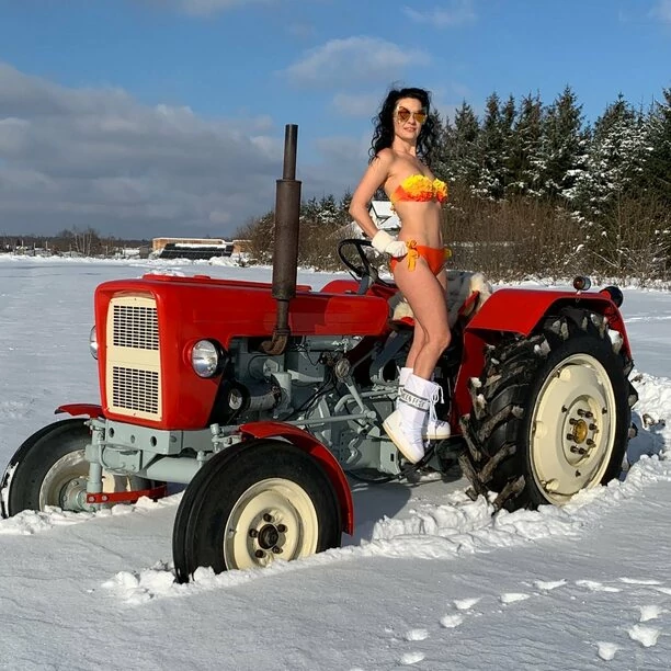 W skąpym bikini na mrozie -20°C! Wspomnienia Etny! Piosenkarka disco polo walczy o powrót do zdrowia!