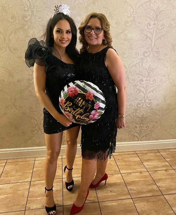 Tak wygląda mama popularnej wokalistki disco polo! Gwiazda pokazała FOTO z hucznych urodzin! 