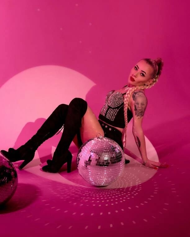 Gorące zdjęcia wokalistki disco polo! Malutka wygląda zmysłowo i ponętnie | ZDJĘCIA