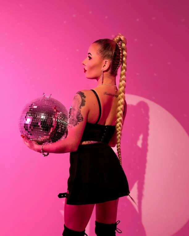 Gorące zdjęcia wokalistki disco polo! Malutka wygląda zmysłowo i ponętnie | ZDJĘCIA