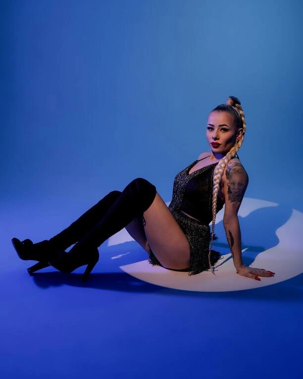 Gorące zdjęcia wokalistki disco polo! Malutka wygląda zmysłowo i ponętnie | ZDJĘCIA