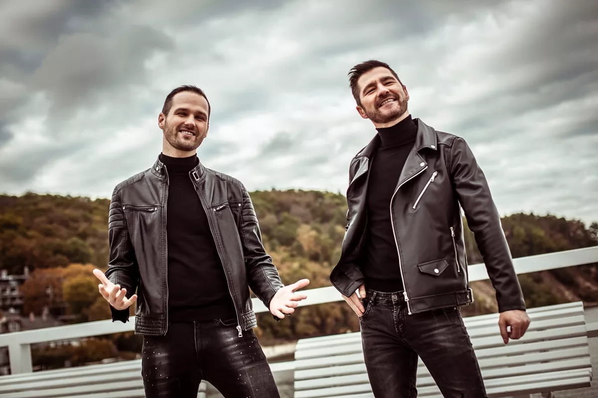 TYLKO U NAS Klif Orłowski tłem dla teledysku disco polo! The Brothers przygotowali niezwykłą nowość pt. „Między nami„ | VIDEO