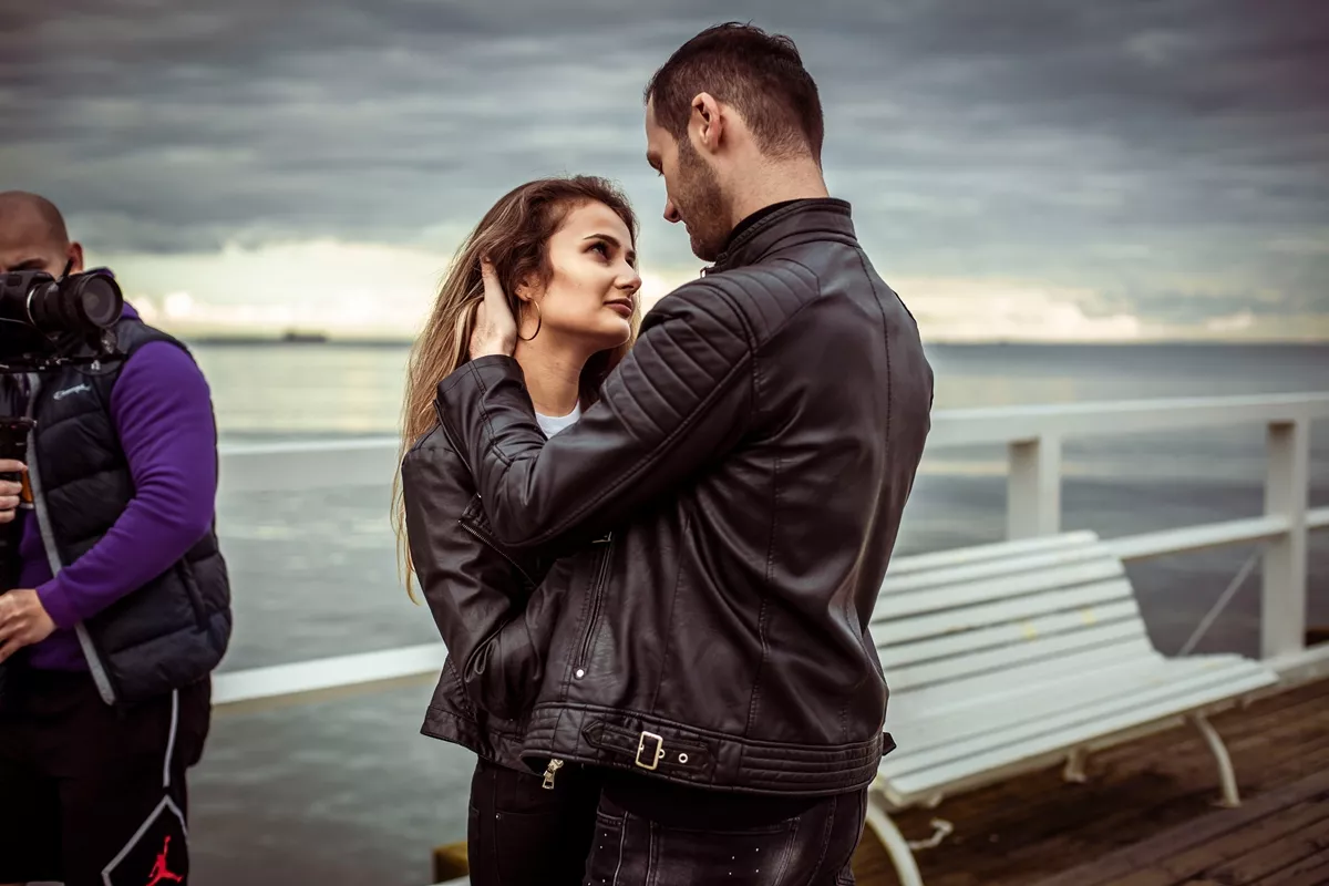 TYLKO U NAS Klif Orłowski tłem dla teledysku disco polo! The Brothers przygotowali niezwykłą nowość pt. „Między nami„ | VIDEO