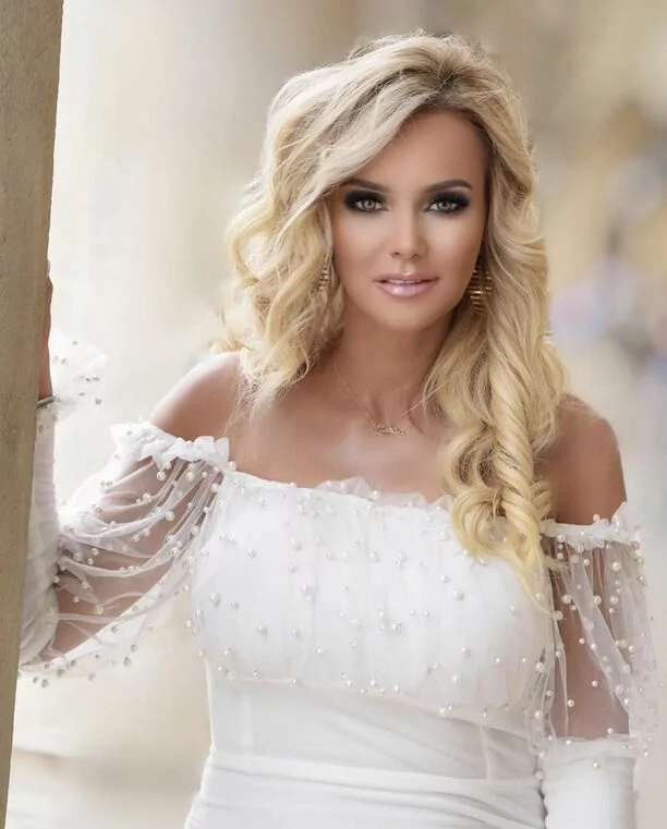 Monika Chwajoł wygląda jak anioł! Gwiazda disco polo zaskoczyła białą kreacją! Biust obsypały perły! FOTO