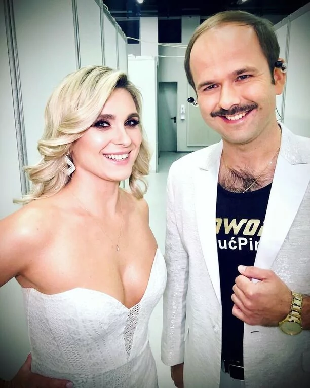 Gorące zdjęcia Magdaleny Kajrowicz! Żona Sławomira zachwyca głębokim dekoltem! [ZDJĘCIA]