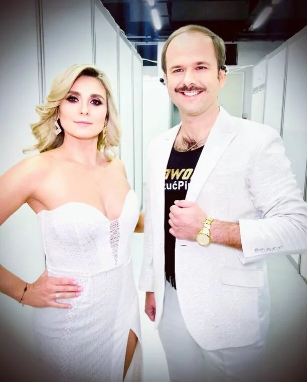 Gorące zdjęcia Magdaleny Kajrowicz! Żona Sławomira zachwyca głębokim dekoltem! [ZDJĘCIA]