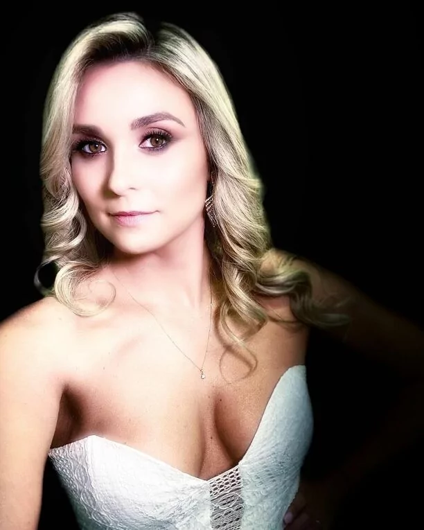 Gorące zdjęcia Magdaleny Kajrowicz! Żona Sławomira zachwyca głębokim dekoltem! [ZDJĘCIA]