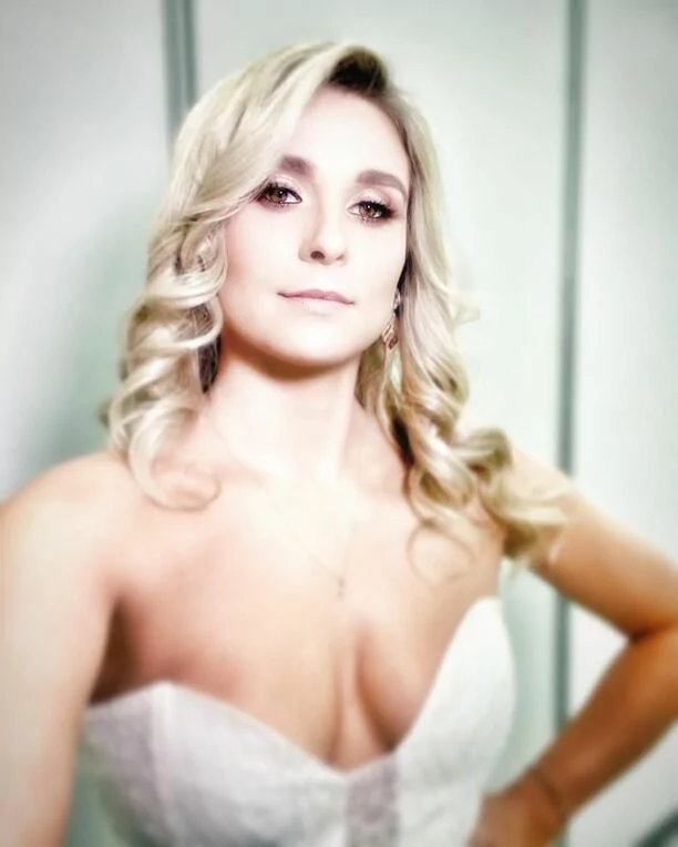 Gorące zdjęcia Magdaleny Kajrowicz! Żona Sławomira zachwyca głębokim dekoltem! [ZDJĘCIA]