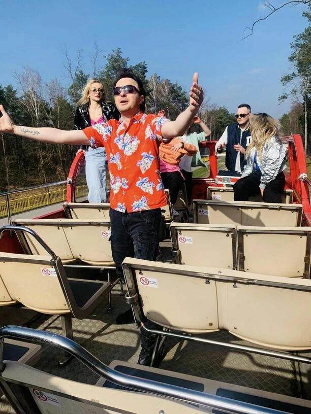 Nie oglądają się za siebie! Gwiazdy disco polo After Party zaskakują nową produkcją: „Co my tu robimy”