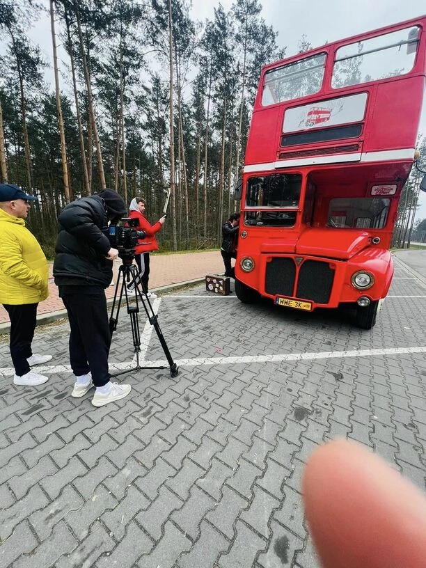Nie oglądają się za siebie! Gwiazdy disco polo After Party zaskakują nową produkcją: „Co my tu robimy”