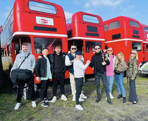 Nie oglądają się za siebie! Gwiazdy disco polo After Party zaskakują nową produkcją: „Co my tu robimy”