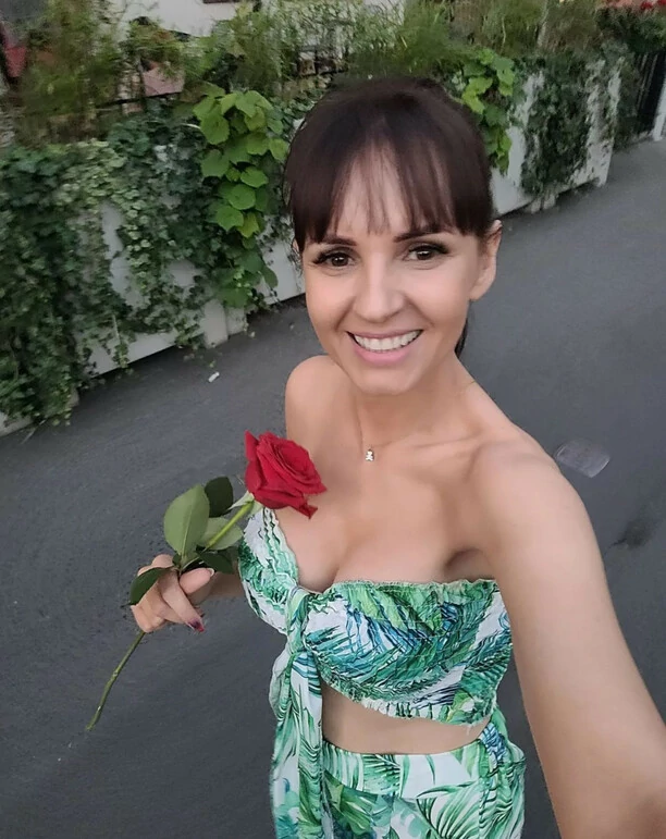 BARDZO głęboki dekolt Mamuśki disco polo! Tak będzie wyglądał jej nowy klip?