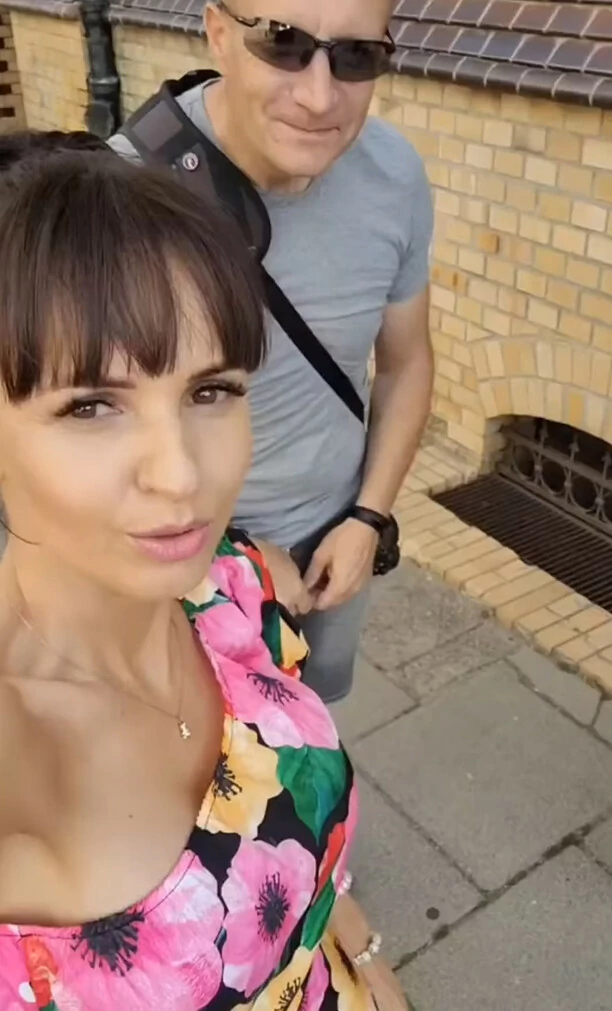 BARDZO głęboki dekolt Mamuśki disco polo! Tak będzie wyglądał jej nowy klip?