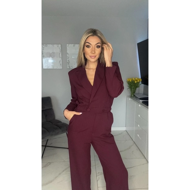 Stylizacja Małgorzaty Główki na święta robi wrażenie! Bordowy kombinezon liderki zespołu CamaSutra to hit sezonu
