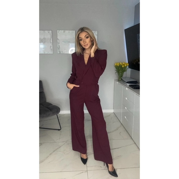 Stylizacja Małgorzaty Główki na święta robi wrażenie! Bordowy kombinezon liderki zespołu CamaSutra to hit sezonu
