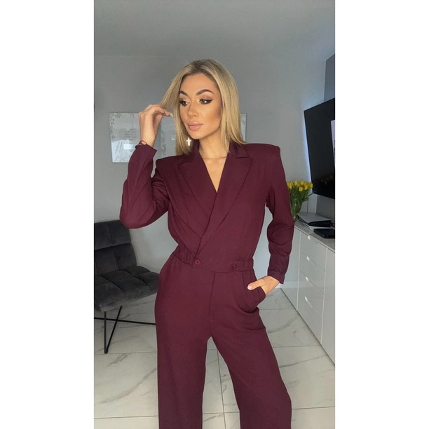 Stylizacja Małgorzaty Główki na święta robi wrażenie! Bordowy kombinezon liderki zespołu CamaSutra to hit sezonu
