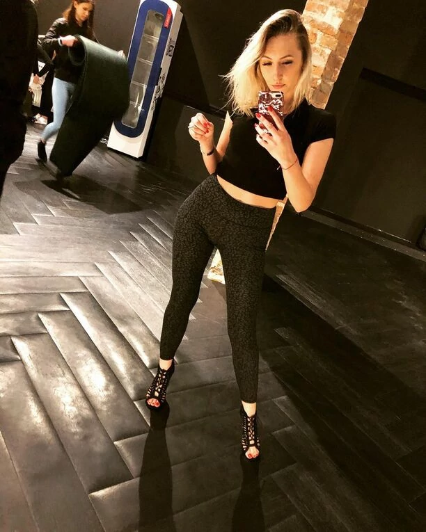 Śliczna wokalistka zachwyca zgrabnymi nogami i ponętnym biustem! To nowa królowa disco polo?! 