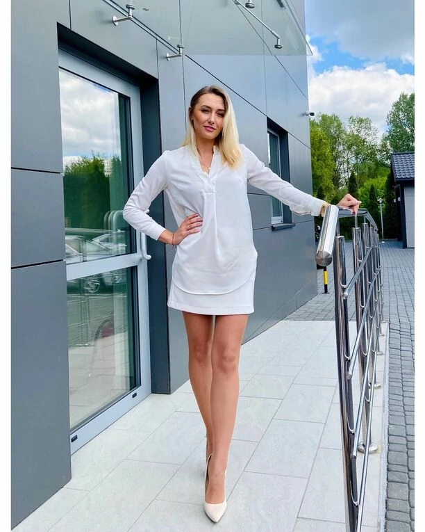 Śliczna wokalistka zachwyca zgrabnymi nogami i ponętnym biustem! To nowa królowa disco polo?! 