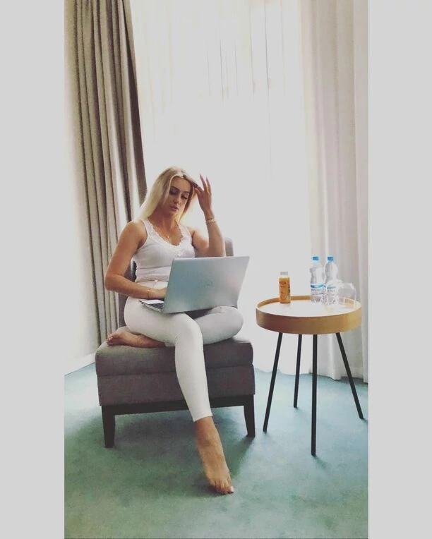 Śliczna wokalistka zachwyca zgrabnymi nogami i ponętnym biustem! To nowa królowa disco polo?! 