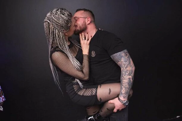 Magda Narożna znów szczęśliwie zakochana! Wokalistka disco polo przyłapana na czułych objęciach  z ukochanym! W komentarzach poruszenie!