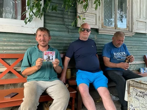 Marcin Miller wspiera popularnych gwiazdorów telewizyjnego show Rolnicy. Podlasie ! Artysta disco polo ofiarował im niecodzienny upominek! 