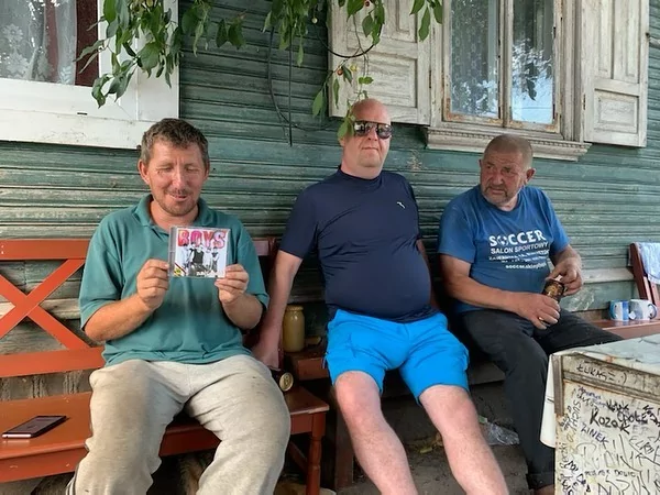 Marcin Miller wspiera popularnych gwiazdorów telewizyjnego show Rolnicy. Podlasie ! Artysta disco polo ofiarował im niecodzienny upominek! 