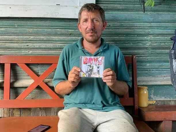 Marcin Miller wspiera popularnych gwiazdorów telewizyjnego show Rolnicy. Podlasie ! Artysta disco polo ofiarował im niecodzienny upominek! 