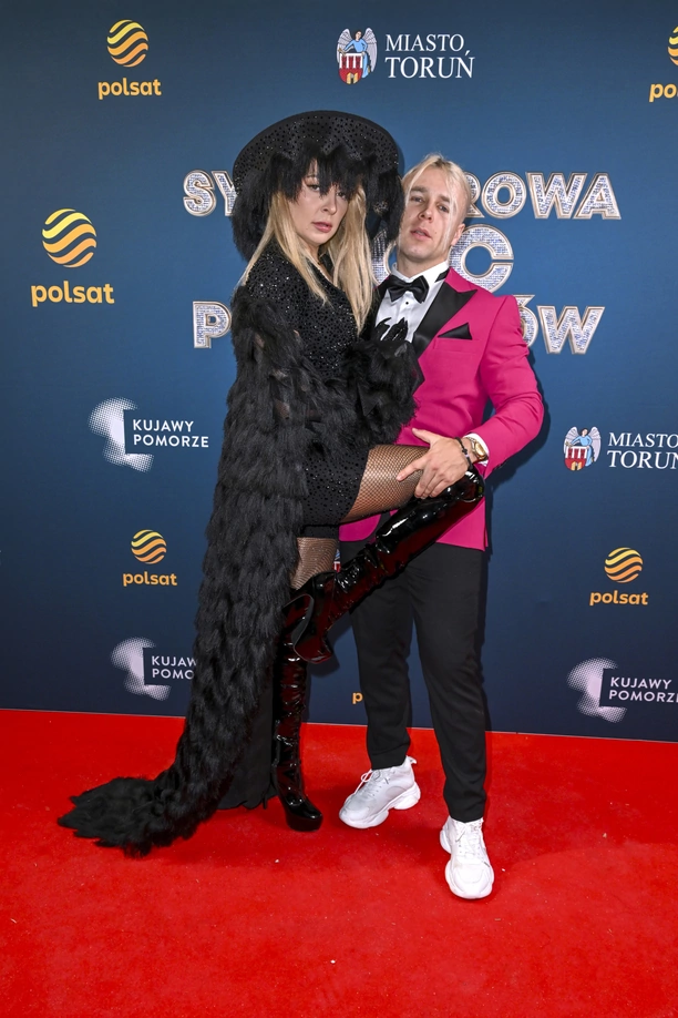 Skolim i Magda Narożna w gorącym pocałunku podczas Sylwestrowej Mocy Przebojów w Polsacie