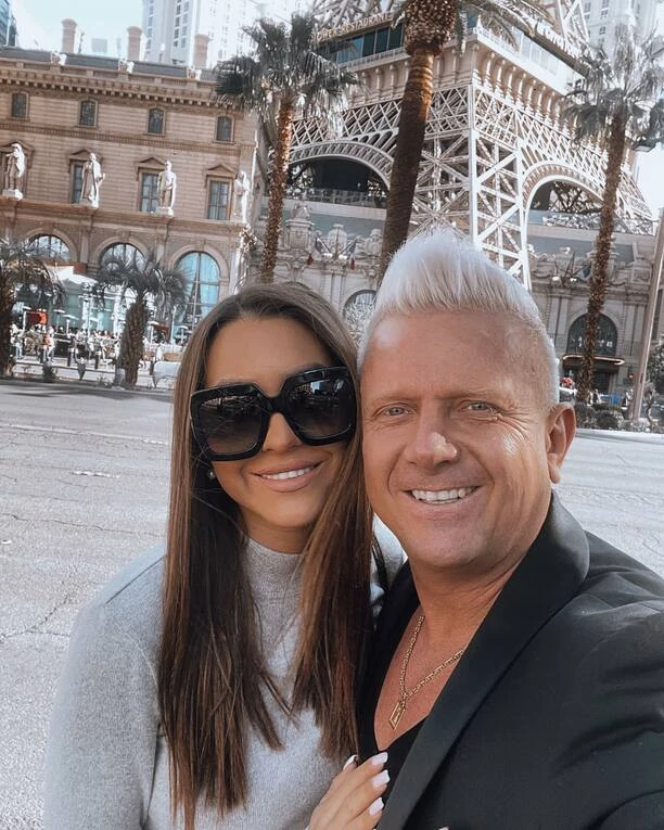 Dbomb w Paryżu ze swoją miłością - romantyczne zdjęcie lidera muzyki dance w Walentynki
